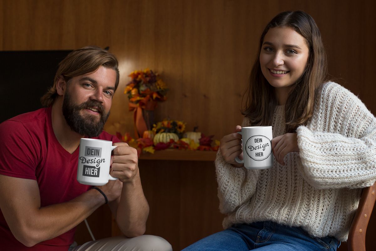 Mann und Frau halten eine bedruckte Tasse